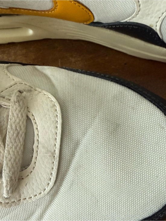 Athletic_Shoes